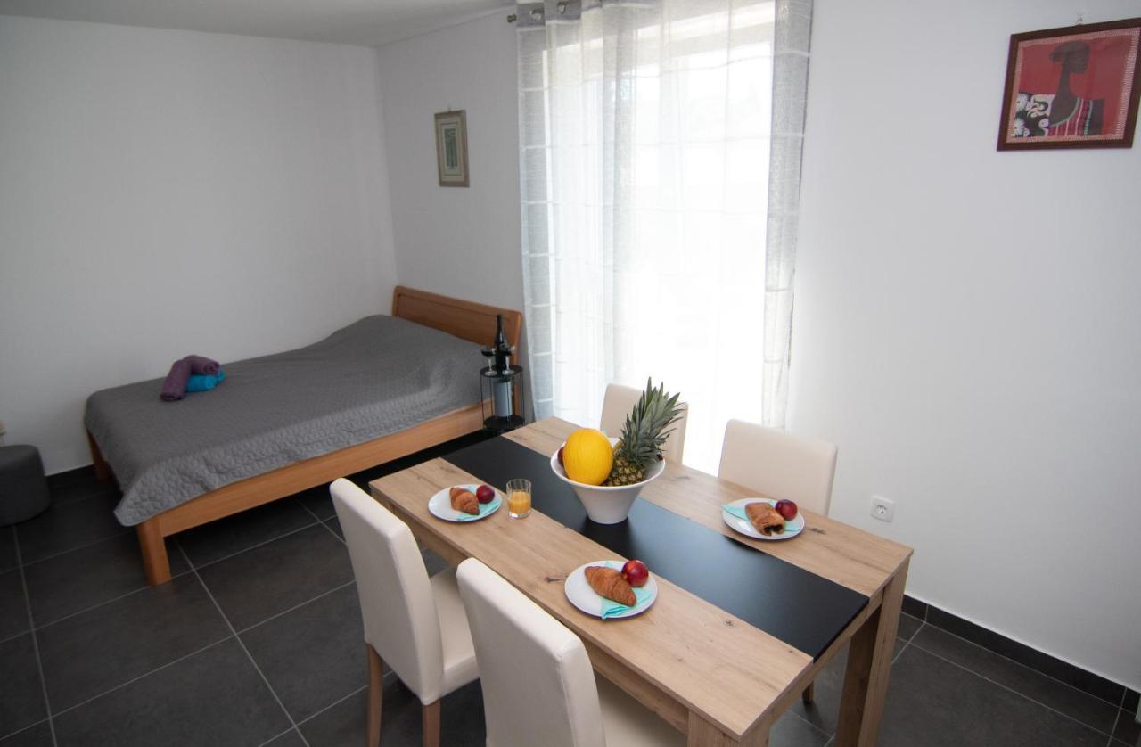 Valkane Beach Studio Apartment Pula Extérieur photo